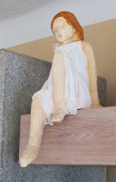 skulptur sitzen mdchen holz schnitzen carving motorsge kettensge holzwerker jochen adam
